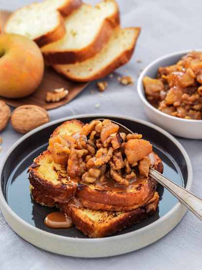 Αυγόφετες (french toast) με μήλα και καραμέλα με καρύδια