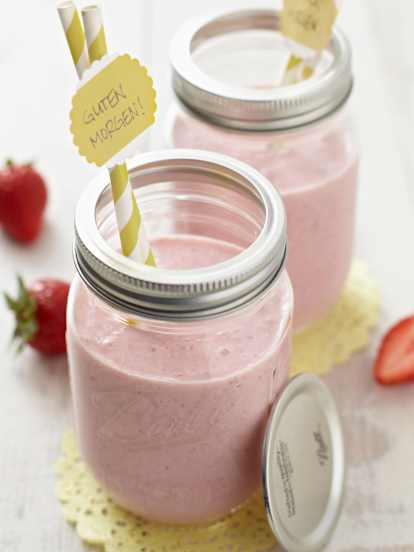Erdbeer-Holunderblüten-Joghurt-Smoothie