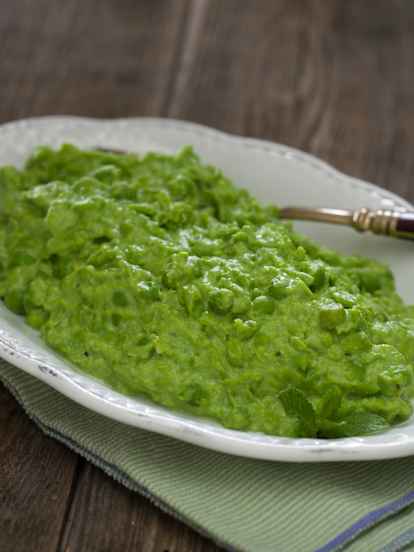 Guarnición de guisantes partidos al estilo inglés