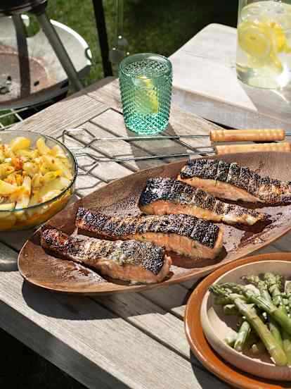 Salmón a la brasa con patatas, espárragos verdes y vinagreta de pimientos
