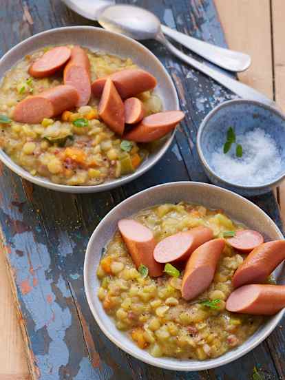 Erbsensuppe mit Würstchen