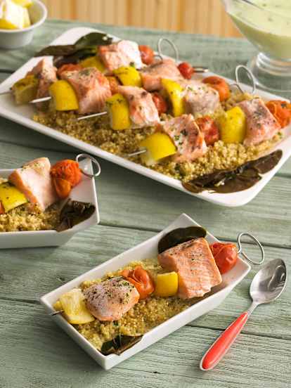 Brochetas de salmón con salsa de coco y albahaca