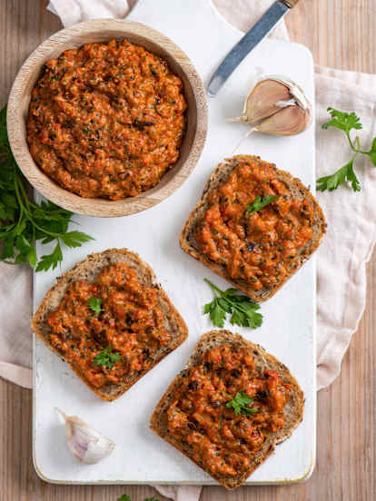 Salsa z pieczonej papryki i śliwek