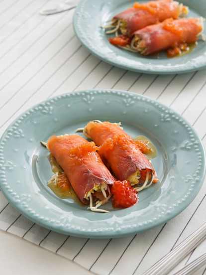 Rollitos de salmón ahumado con vinagreta para dos