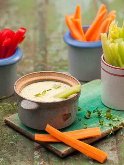 Fondue ziołowo-serowe ze słupkami warzyw