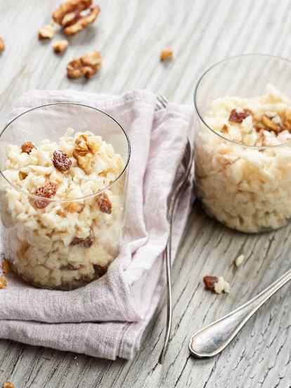 Celerový salát s rozinkami a vlašskými ořechy