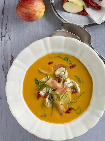 Kürbis-Apfel-Suppe mit Hühnerbrust