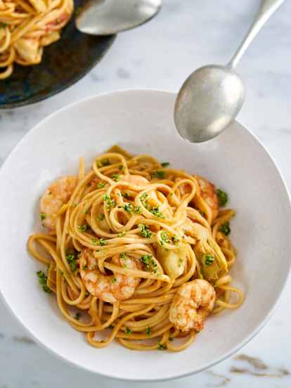 Linguine com camarão e alcachofra