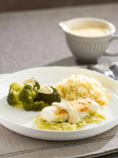 Merluza al curry con arroz y brócoli