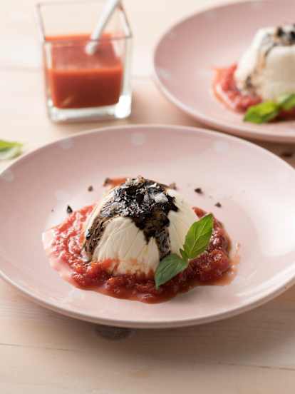 Panna cotta de mozzarella con tomate y balsámico