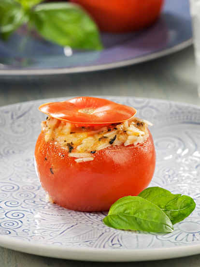 Tomates rellenos de arroz a las hierbas