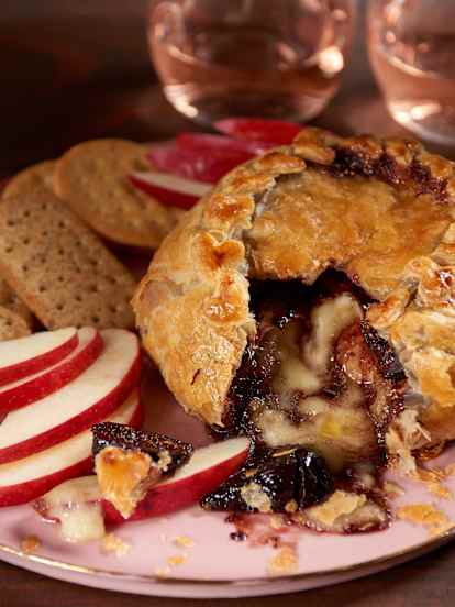 Brie σε σφολιάτα με σύκα και κρασί Πόρτο