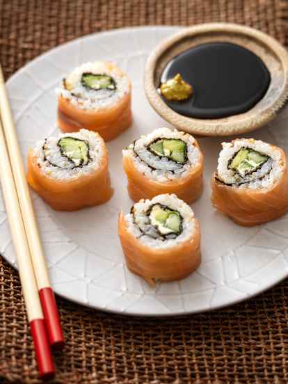 Sushi z wędzonym łososiem