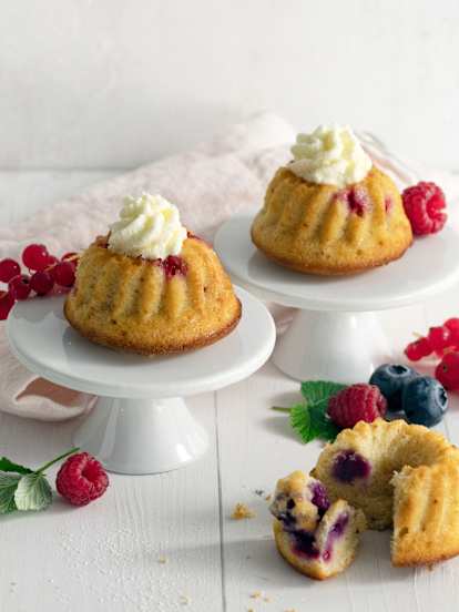 Joghurt-Beeren-Gugls mit Frischkäse-Topping