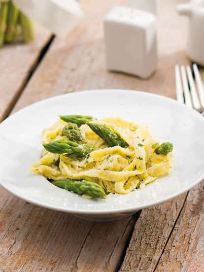 Tagliatelle z zielonymi szparagami