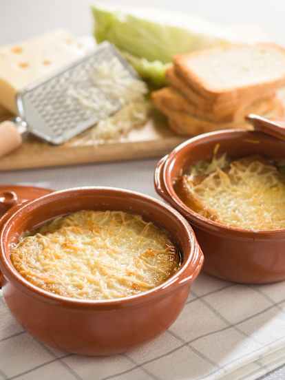 Sopa de repollo, queso y beicon
