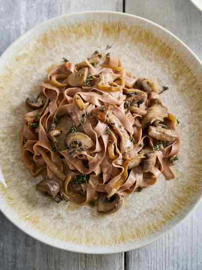 Tagliatelle com cogumelos e cebola