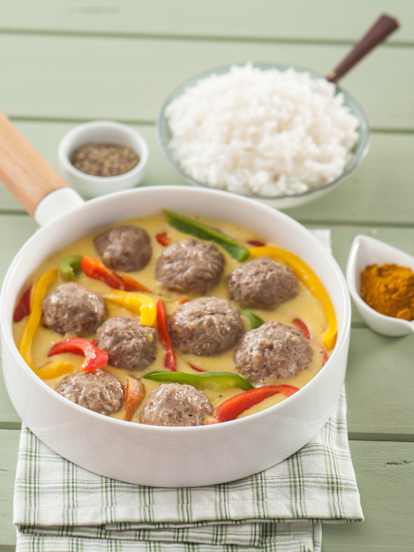 Albóndigas, pimientos y arroz con salsa de curry