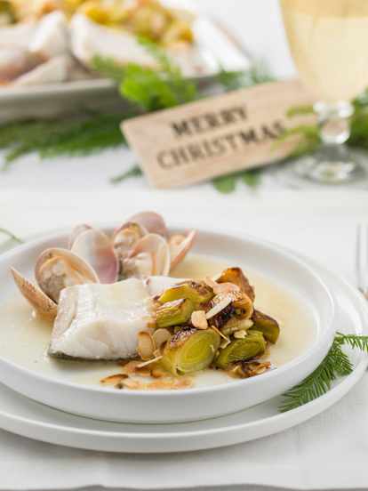 Corvina al vapor con almejas y salsa de almendra