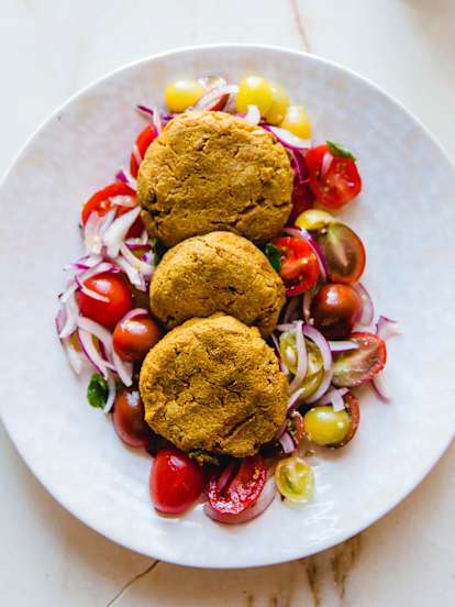 Falafel de cenoura  e sementes de girassol com salada de tomate e hortelã