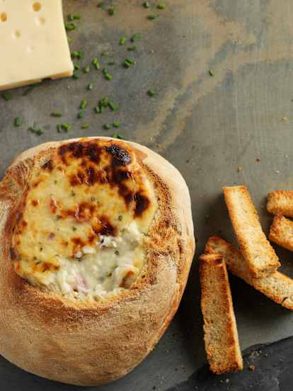 Pão recheado com queijo e alho-francês