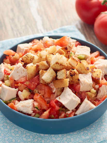 Gazpacho en ensalada con pollo asado