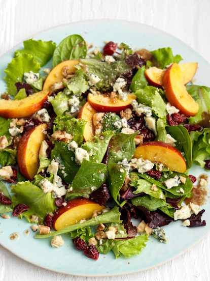 Insalata con pesche con vinaigrette ai mirtilli