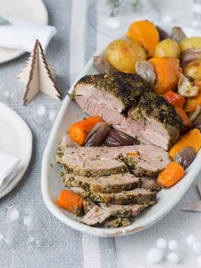 Cordero con costra de hierbas y verduras asadas