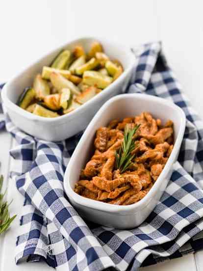 Cebolada de porco com batata e curgete assadas