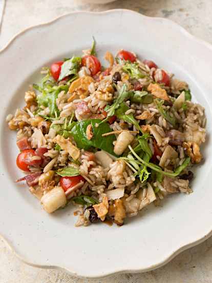 Ensalada de arroz integral con vinagreta de frutos secos