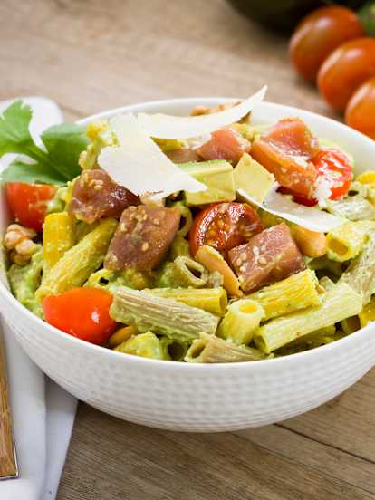 Bowl de pasta multicereales con atún fresco y salsa de aguacate