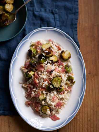 Arroz de frango com bacon e couves-de-bruxelas