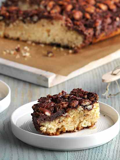 Bizcocho con cobertura de almendras y chocolate