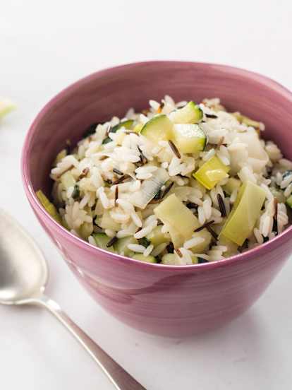 Arroz selvagem com curgete e alho-francês
