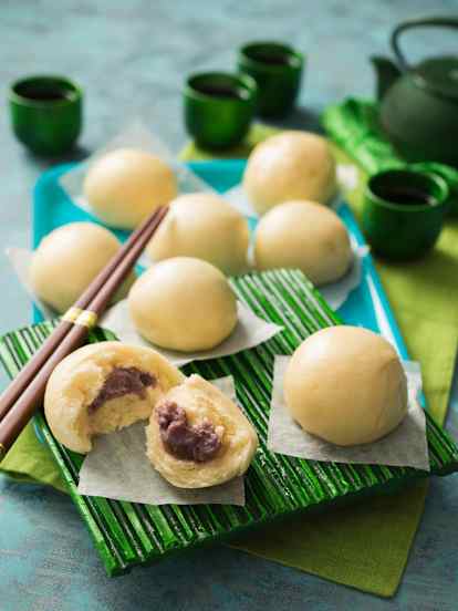 Dou sha bao (red bean paste buns)