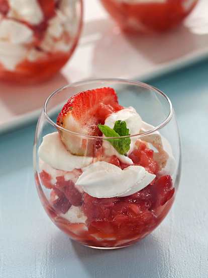 Eton mess (postre inglés de merengue, fresa y nata)