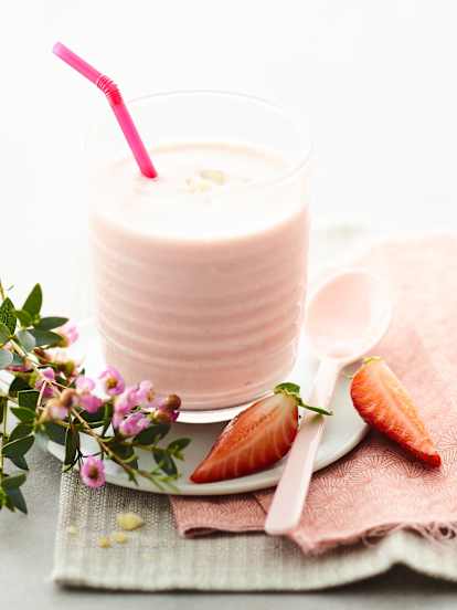 Boisson au lait de soja, fraises et amandes