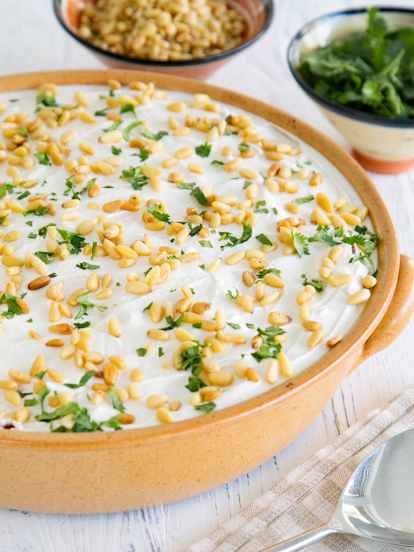 Κοτόπουλο με σάλτσα από γιαούρτι και ταχίνι (Fattet d’jaj)