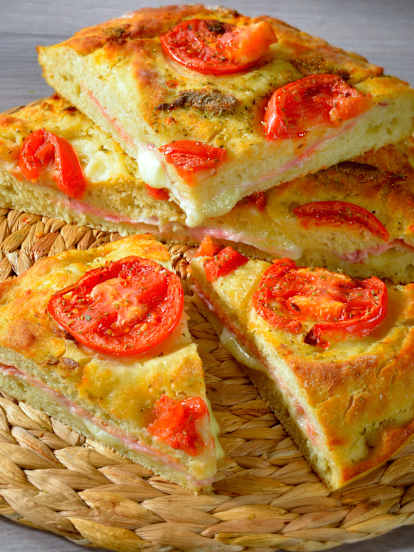 Focaccia ziemniaczana z szynką i serem