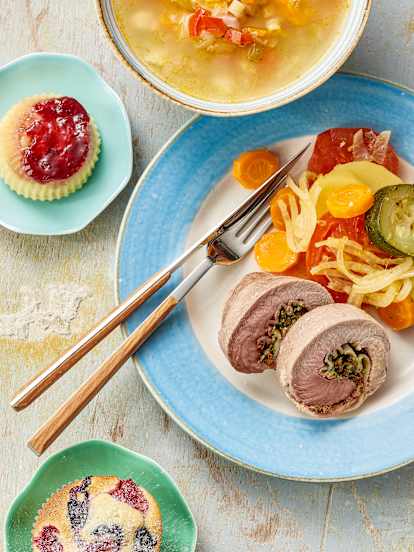 Minestrone, rollè di maiale con verdure, tortini ai lamponi e muffin