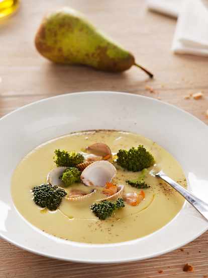 Brócoli al vapor sobre crema de puerros al aroma de berberechos