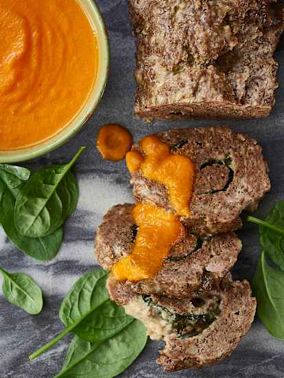 Pastel de carne relleno de espinacas y queso