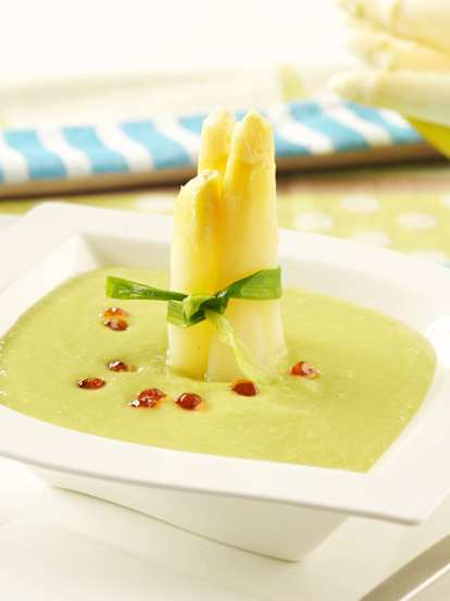 Espárragos blancos frescos con gazpacho de guisantes