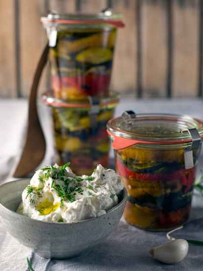 Eingelegtes Gemüse vom Grill mit Labneh