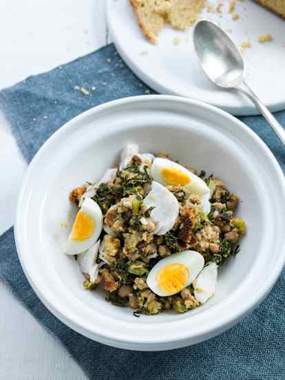 Lombos de pescada com migas de nabiça e feijão-frade