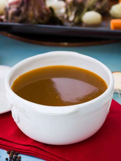 Caldo oscuro de ternera