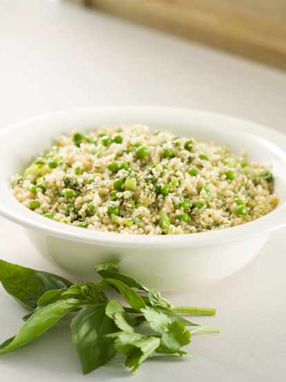 Quinoa con guisantes y pesto de almendras