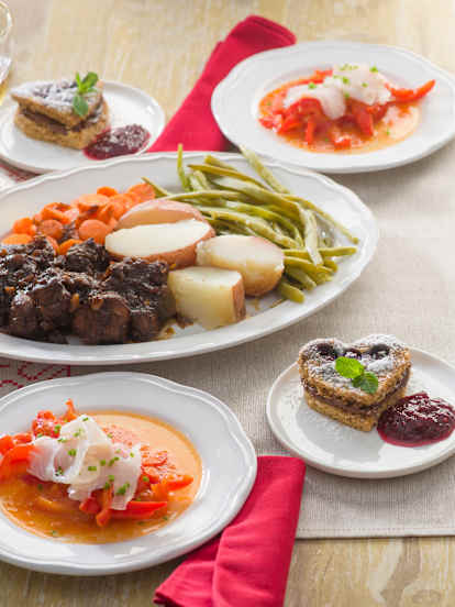Menú para dos: Pimientos con bacalao. Morcillo con verduras. Pastel de arándanos