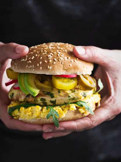 Hamburguesa de pollo con jalapeño y lima con smash de maíz