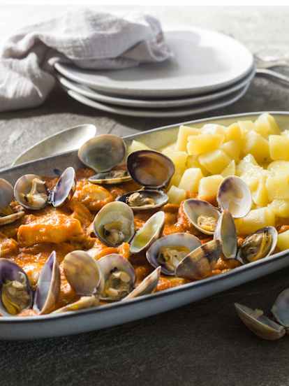 Sepia en salsa de tomate y almendras
